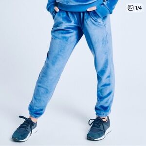 EUC Athleta Girl “Feelin’ Good” plush jogger in periwinkle Sz 6/7